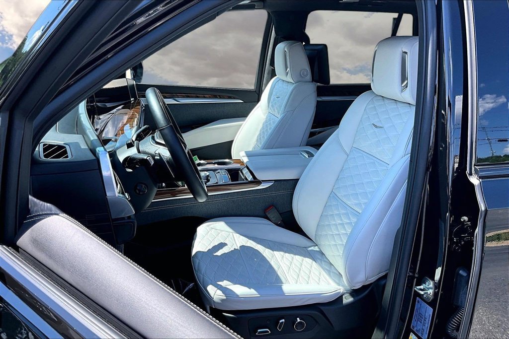 Certified 2026 Cadillac Escalade Platinum Sport w/ LPO, Floor Liner Package AWD/4WD image 21
