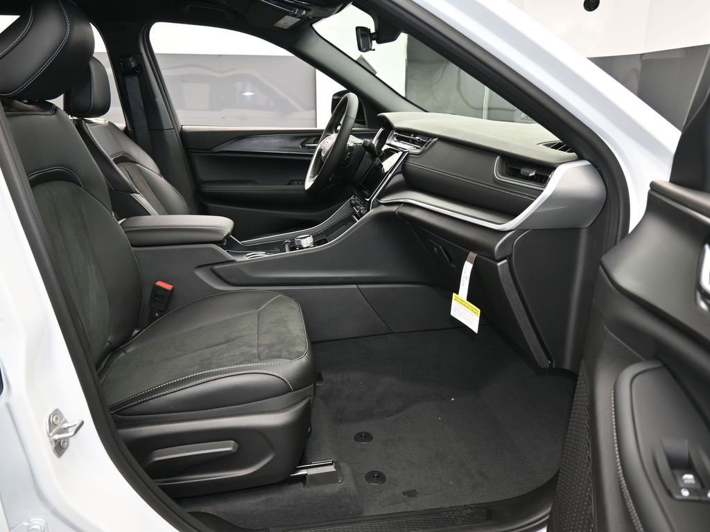 Used 2025 Jeep Grand Cherokee L Laredo image 36