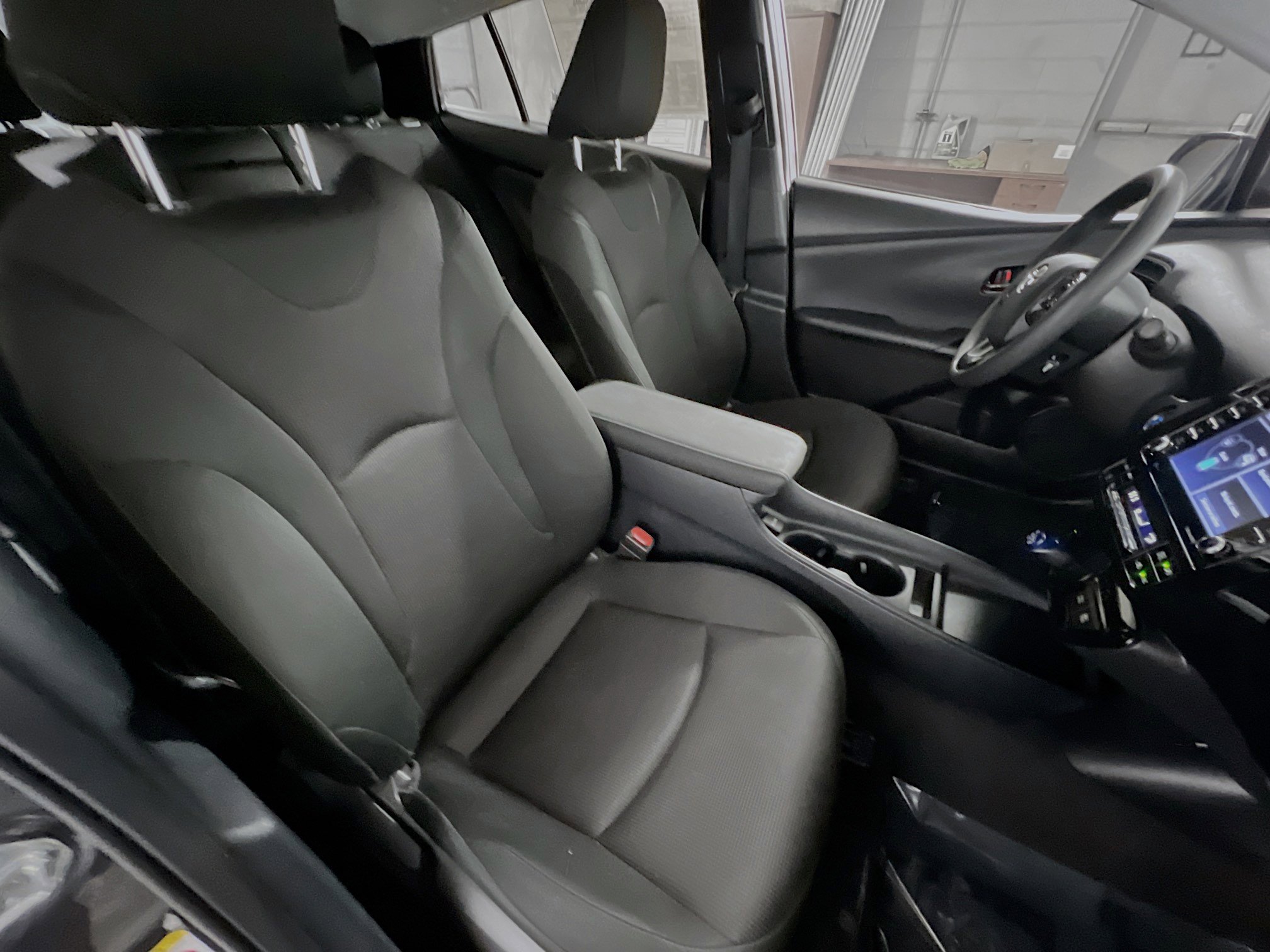 Used 2022 Toyota Prius L Eco image 31