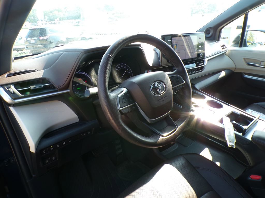 Used 2021 Toyota Sienna Platinum AWD/4WD image 11