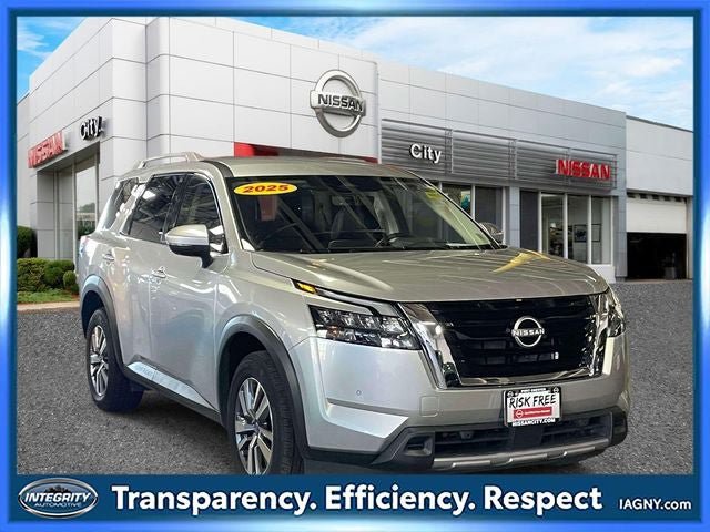 Certified 2025 Nissan Pathfinder SL AWD/4WD image 1