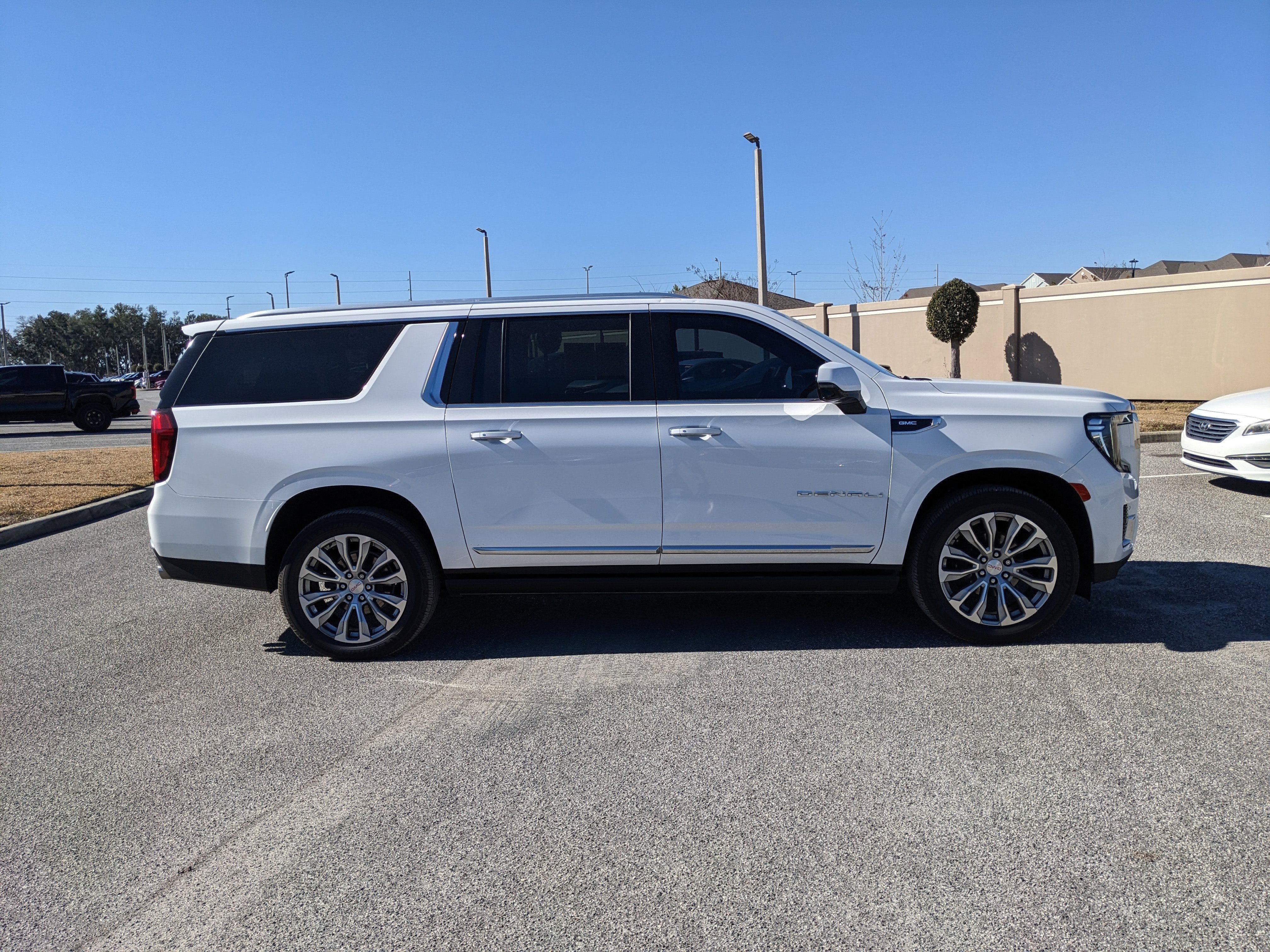 Used 2022 GMC Yukon XL Denali image 8