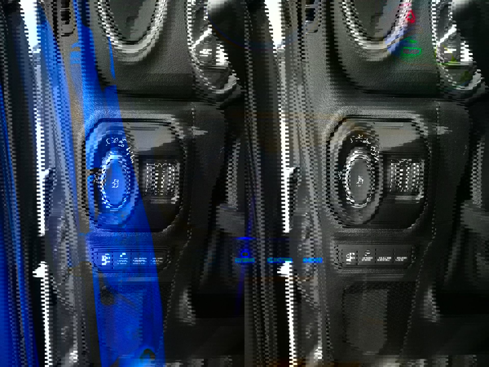 Used 2021 Jeep Wrangler Unlimited Sahara w/ Cold Weather Group image 19