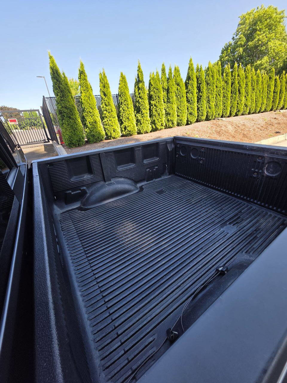 Used 2019 Nissan Titan SV image 11