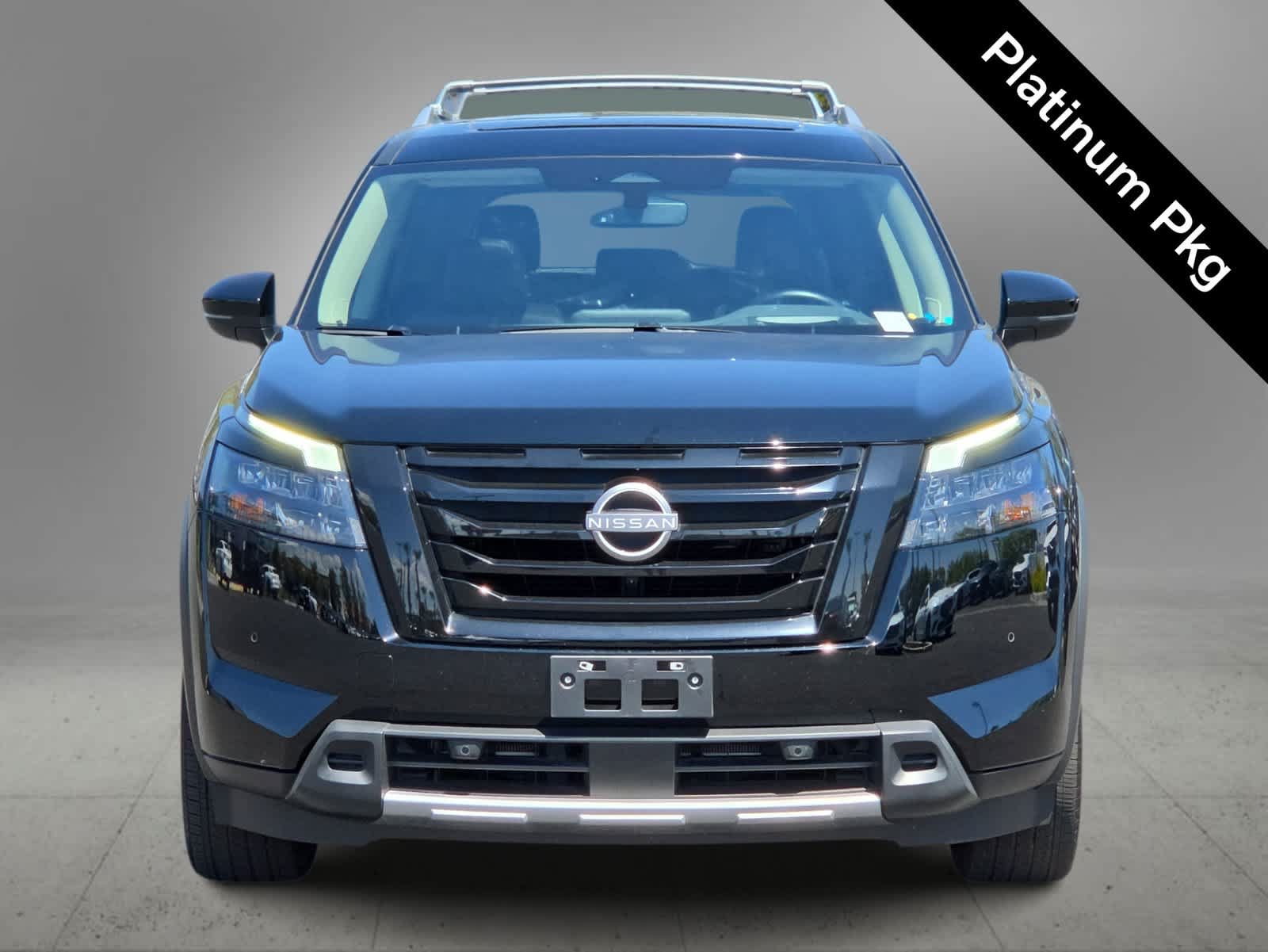 Used 2025 Nissan Pathfinder Platinum w/ Black Appearance Package FWD image 3