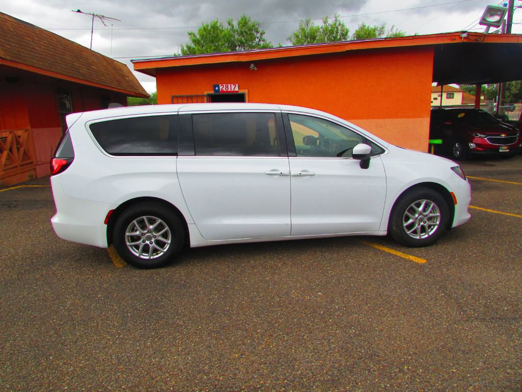 Used 2022 Chrysler Voyager LX image 4