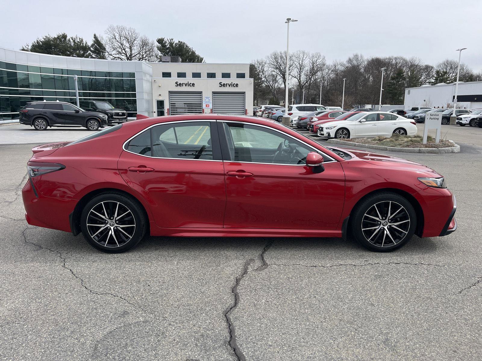 Used 2022 Toyota Camry SE w/ Cold Weather Package image 3