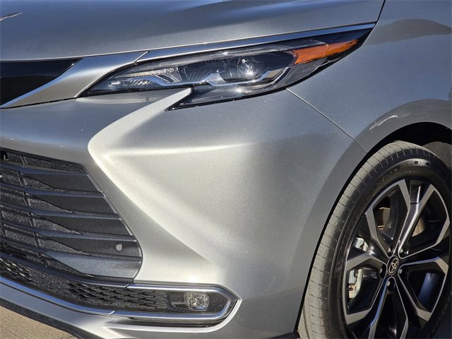 Used 2025 Toyota Sienna Platinum image 6