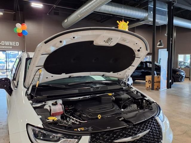 Certified 2024 Chrysler Pacifica Touring-L image 11