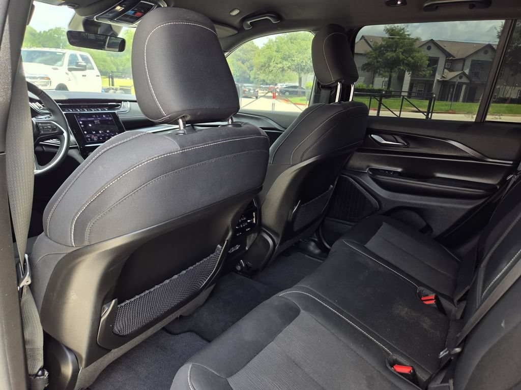 Used 2025 Jeep Grand Cherokee Laredo RWD image 31