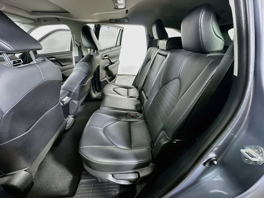 Used 2021 Toyota Highlander XLE FWD image 17
