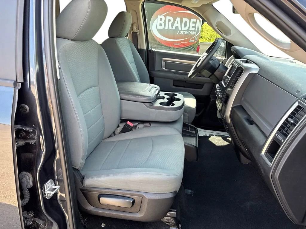 Used 2020 RAM 1500 Classic SLT AWD/4WD image 32