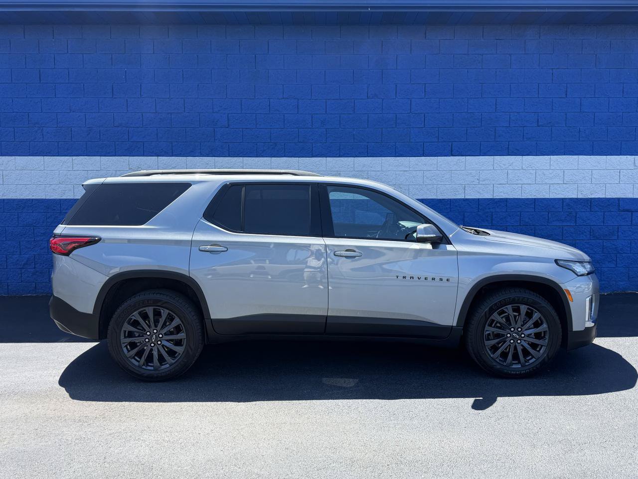 Used 2023 Chevrolet Traverse RS w/ LPO, Floor Liner Package AWD/4WD image 2