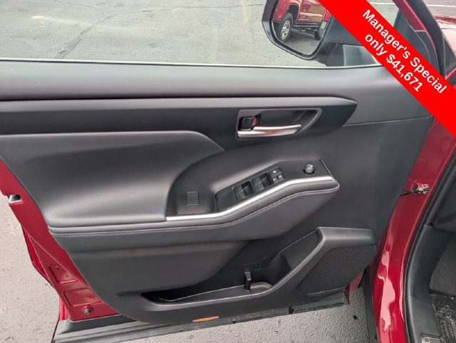 Used 2025 Toyota Highlander XLE AWD/4WD image 15