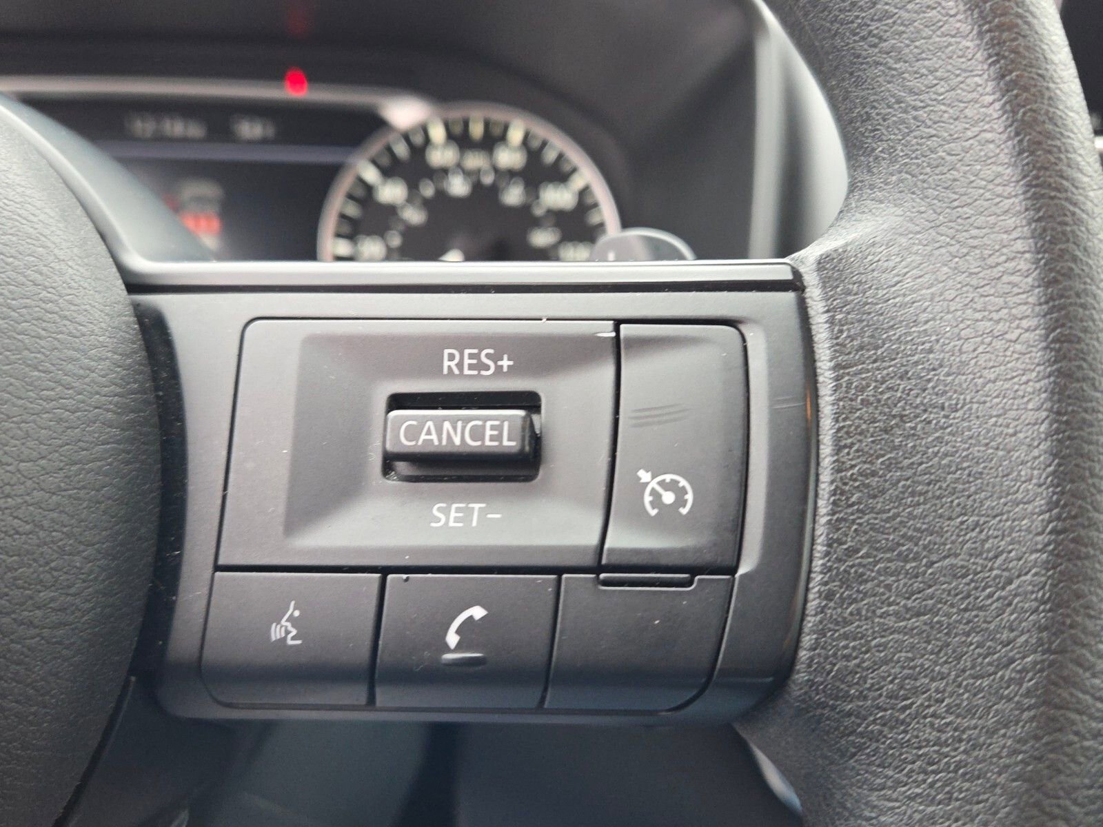 Used 2024 Nissan Rogue S image 24