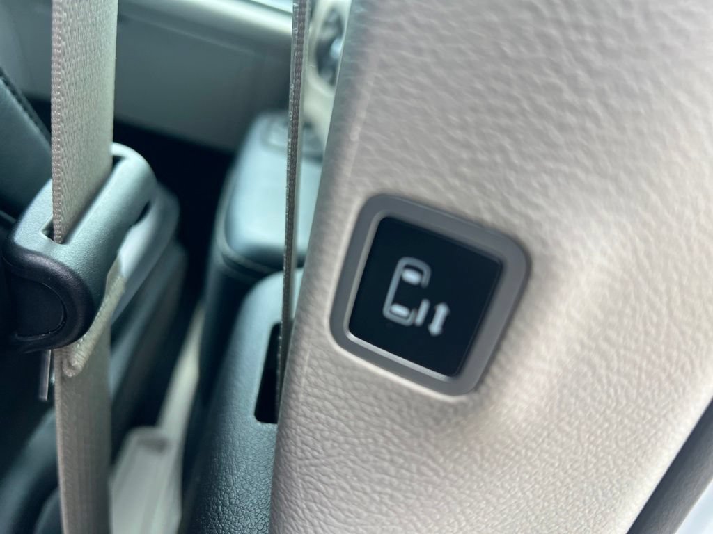 Used 2023 Chrysler Pacifica Touring-L FWD image 16