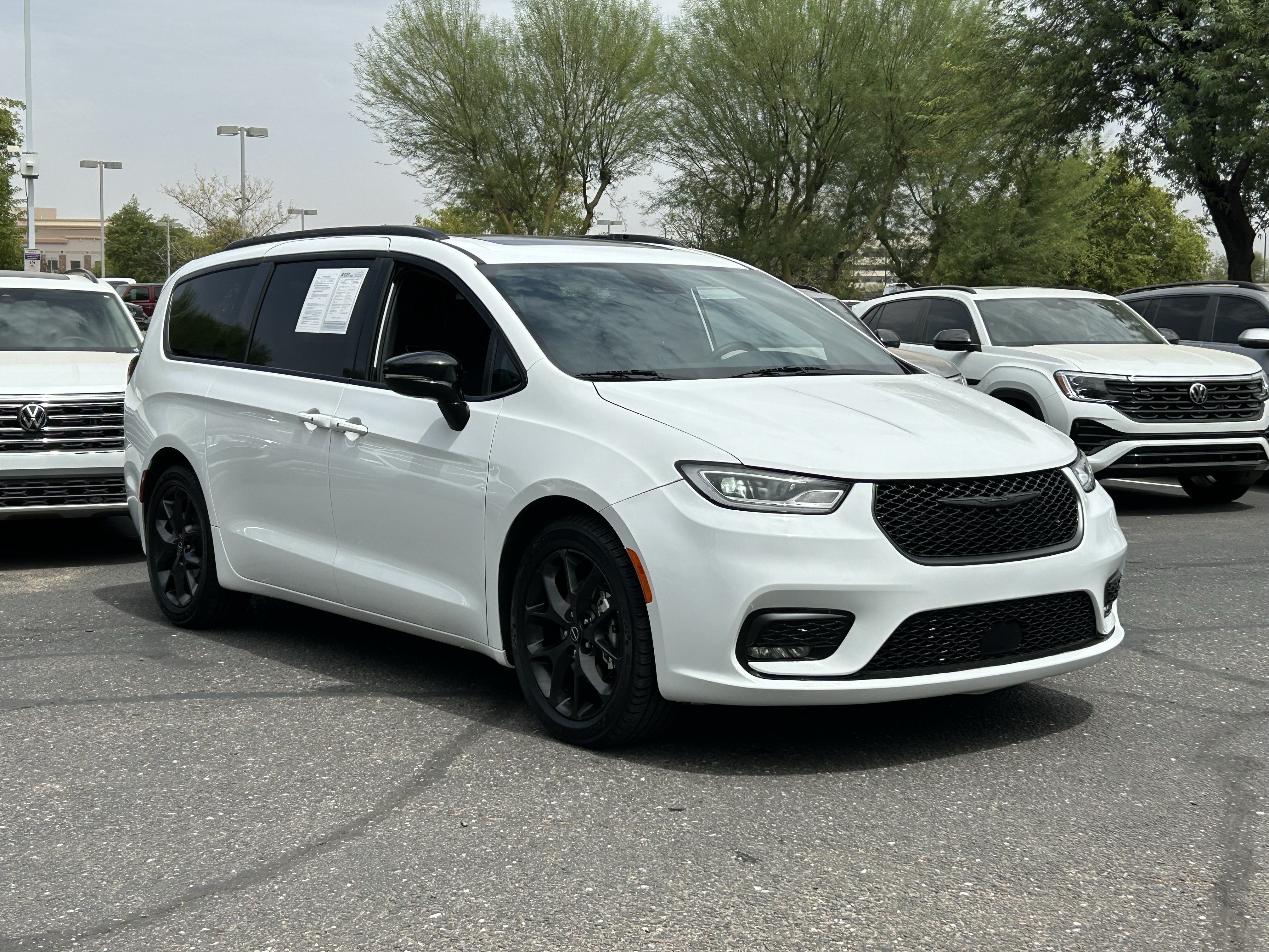 Used 2025 Chrysler Pacifica Limited FWD image 6