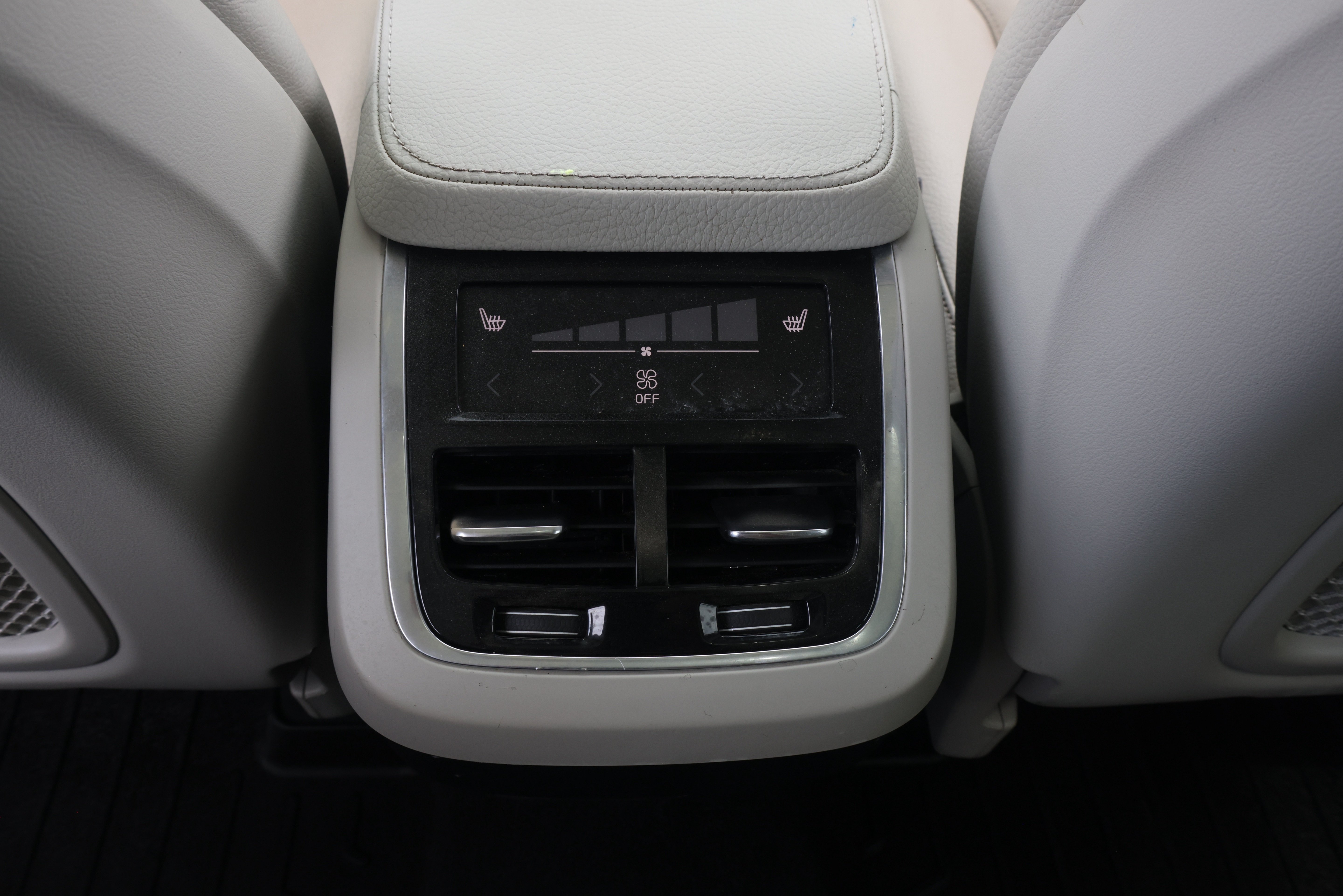 Used 2017 Volvo XC90 T6 Momentum w/ Vision Package AWD/4WD image 15
