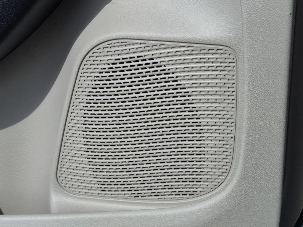 Used 2024 Chrysler Pacifica Touring-L FWD image 16