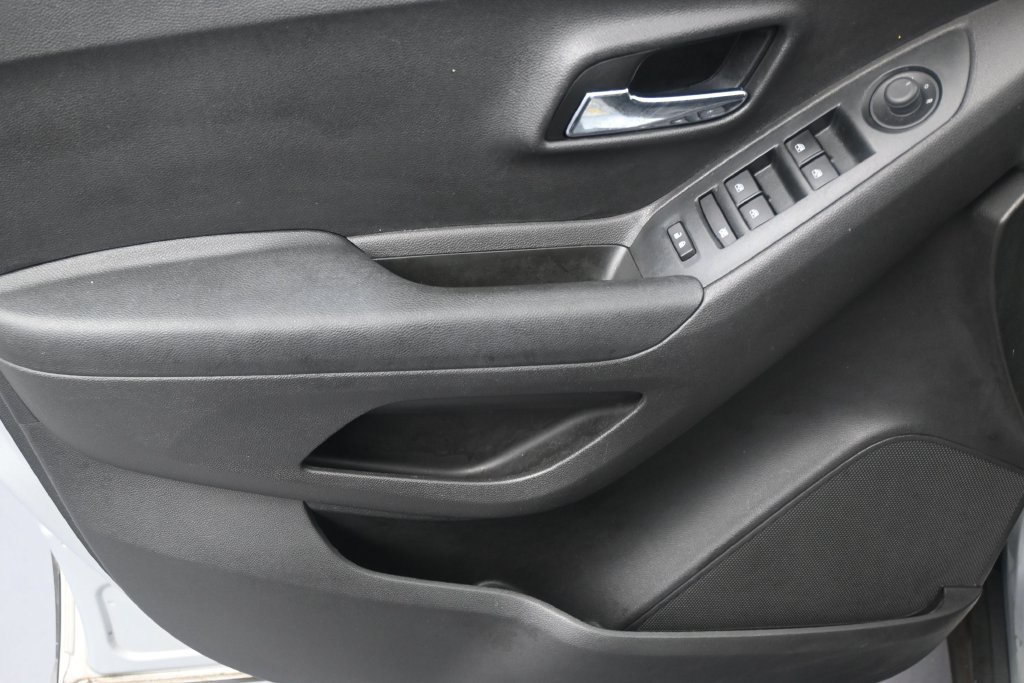 Used 2020 Chevrolet Trax LS FWD image 11