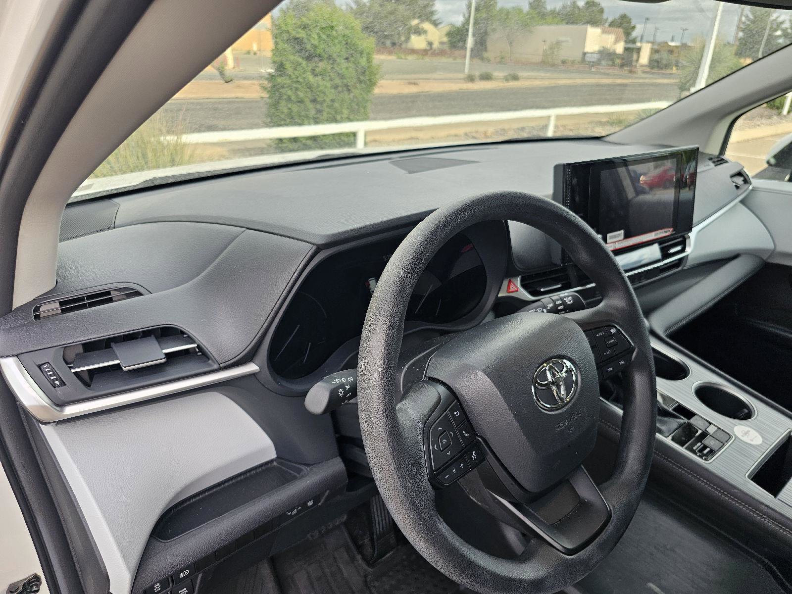 Used 2025 Toyota Sienna LE image 27