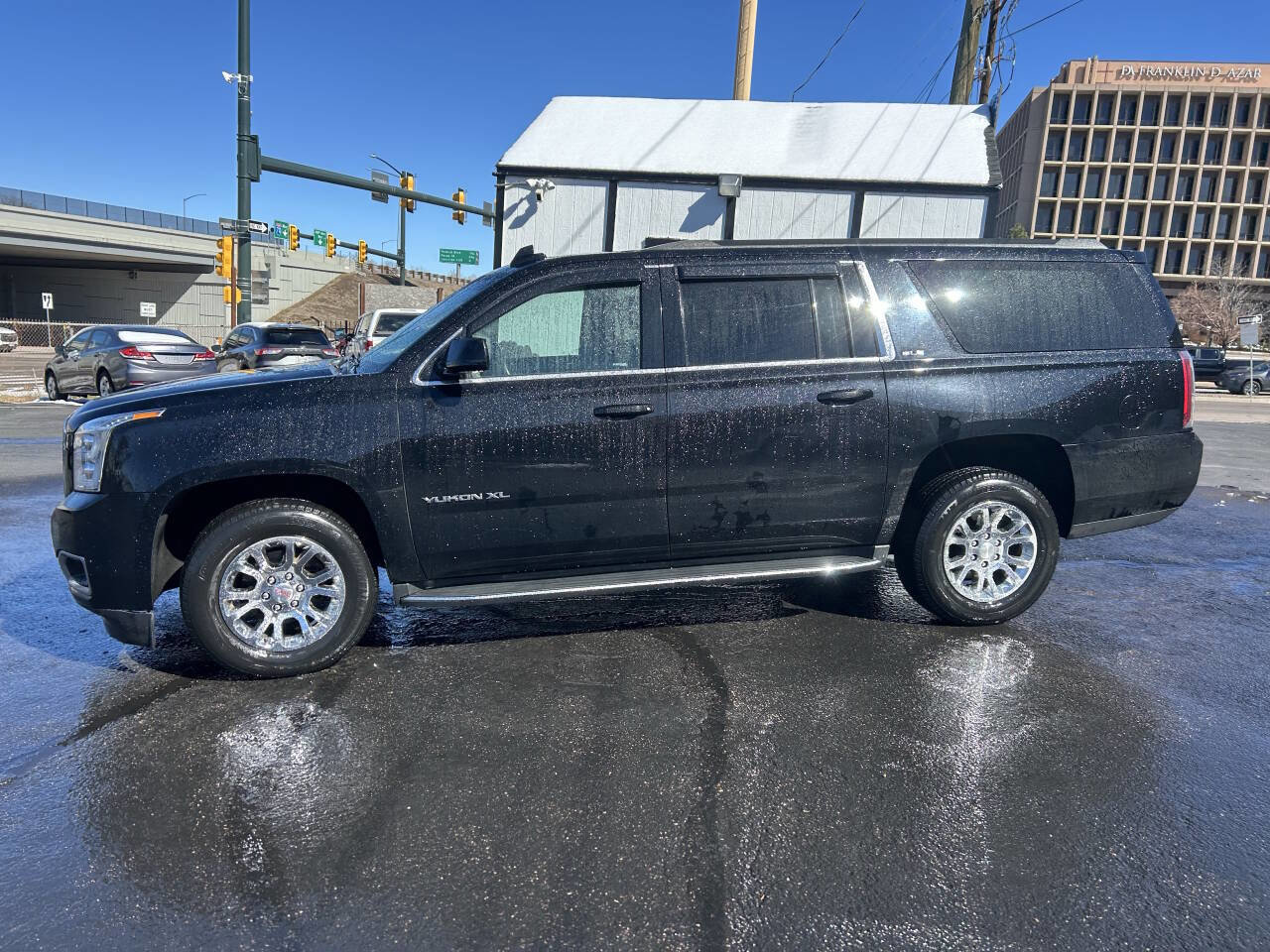 Used 2017 GMC Yukon XL SLE image 3