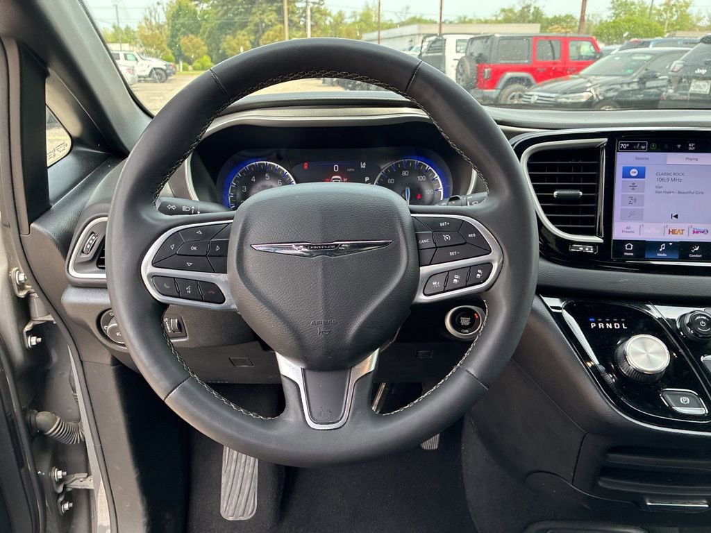 Used 2025 Chrysler Pacifica Select image 22