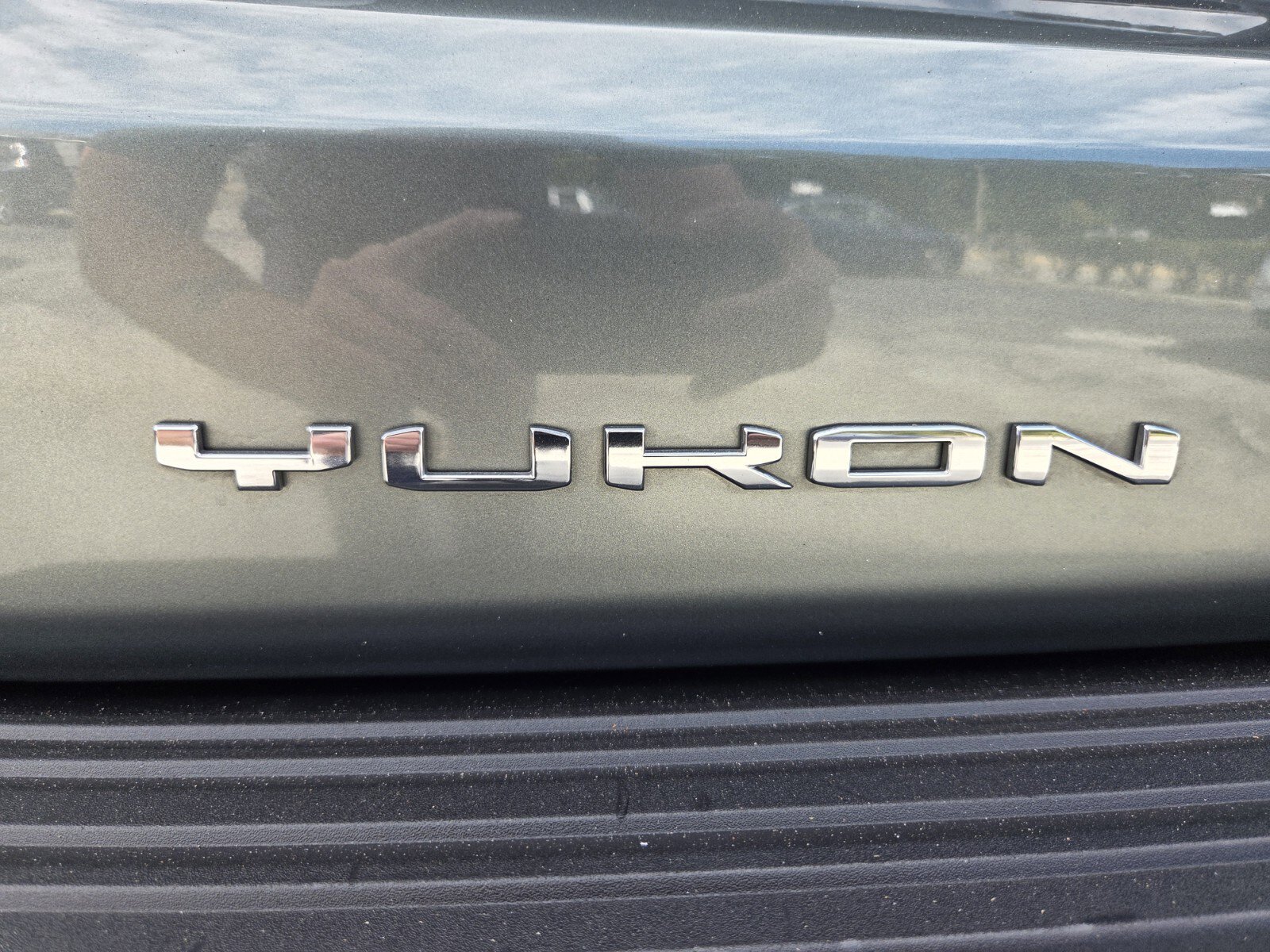 Used 2024 GMC Yukon XL SLT w/ SLT Luxury Package image 14