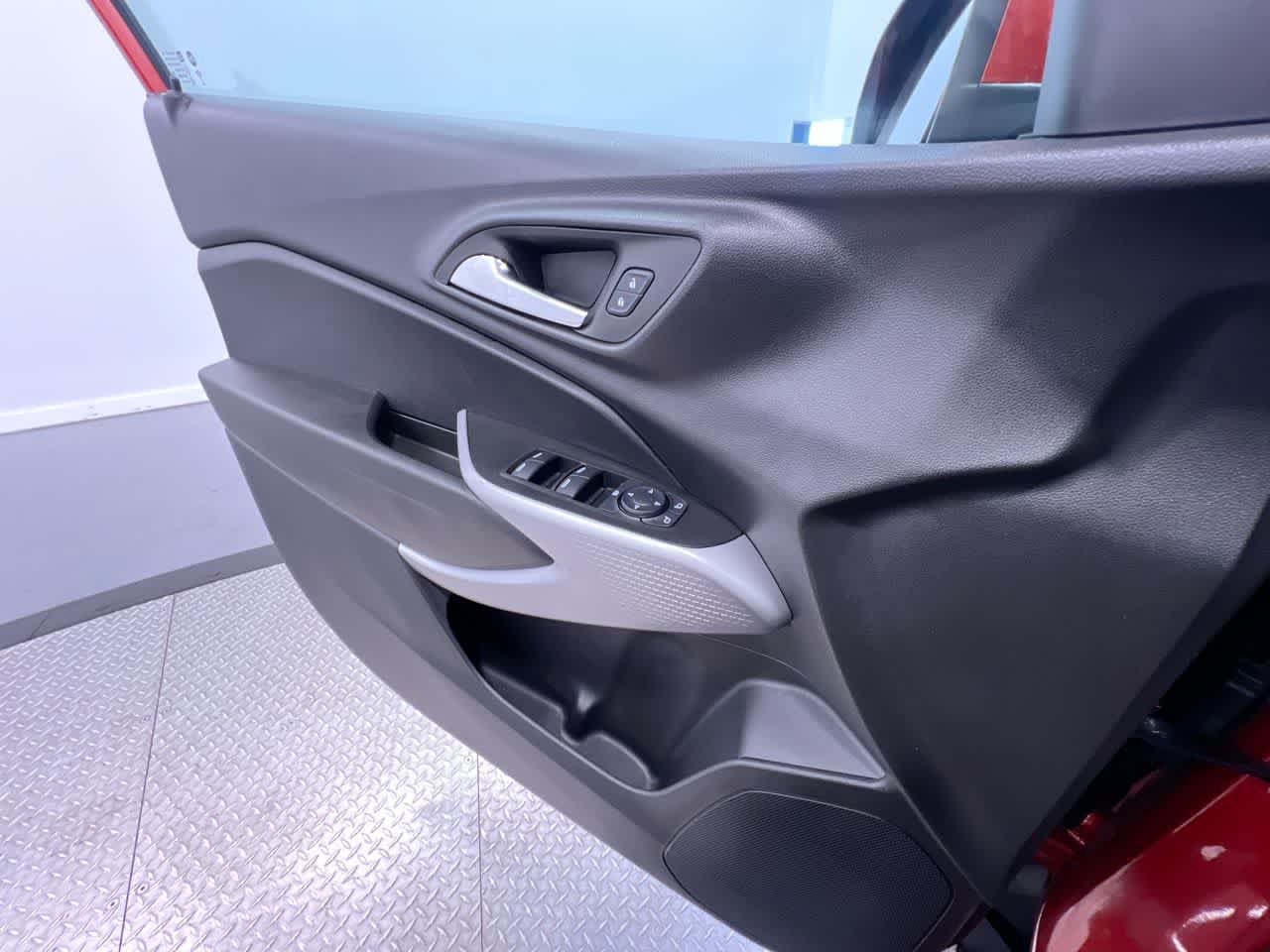 Used 2024 Chevrolet Trax LS w/ LS Convenience Package FWD image 31