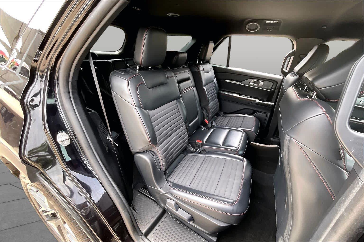 Used 2025 Ford Explorer ST-Line w/ ST-Line Street Pack AWD/4WD image 36