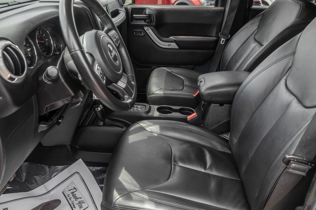 Used 2017 Jeep Wrangler Unlimited Sahara w/ Connectivity Group AWD/4WD image 14