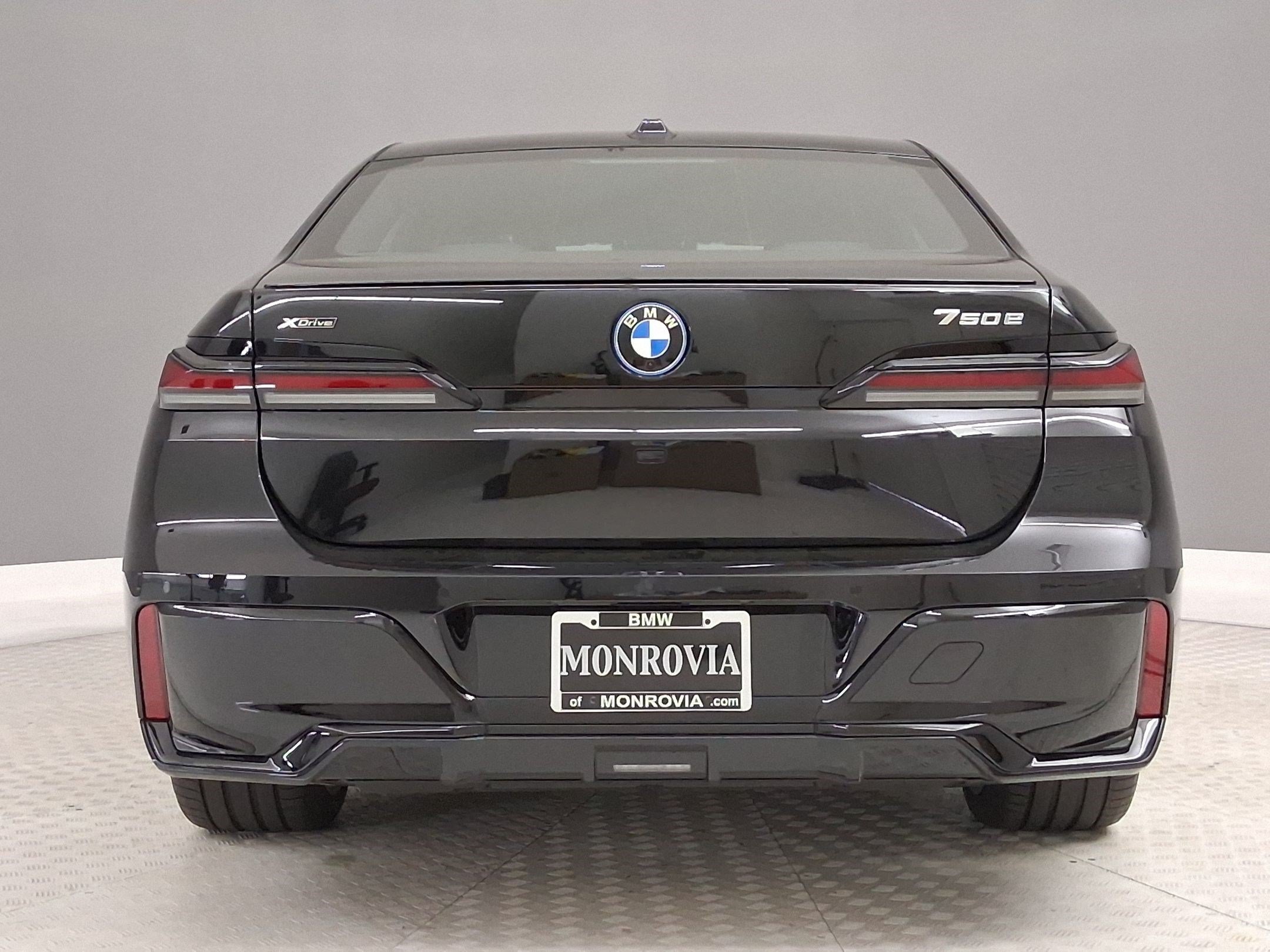 New 2026 BMW 750e xDrive w/ Premium Package AWD/4WD image 8