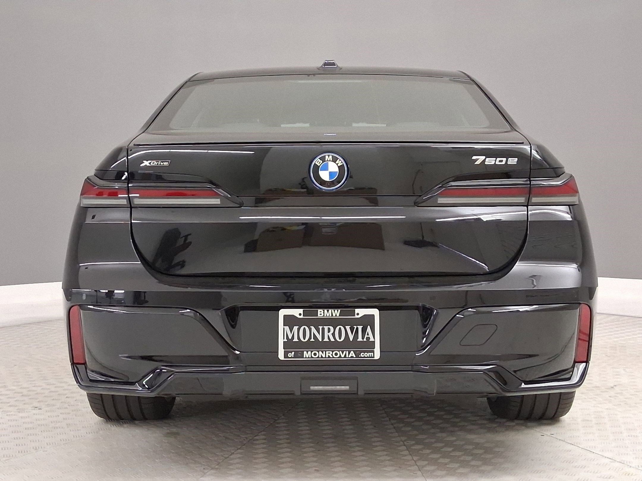 New 2026 BMW 750e xDrive w/ Premium Package AWD/4WD image 8