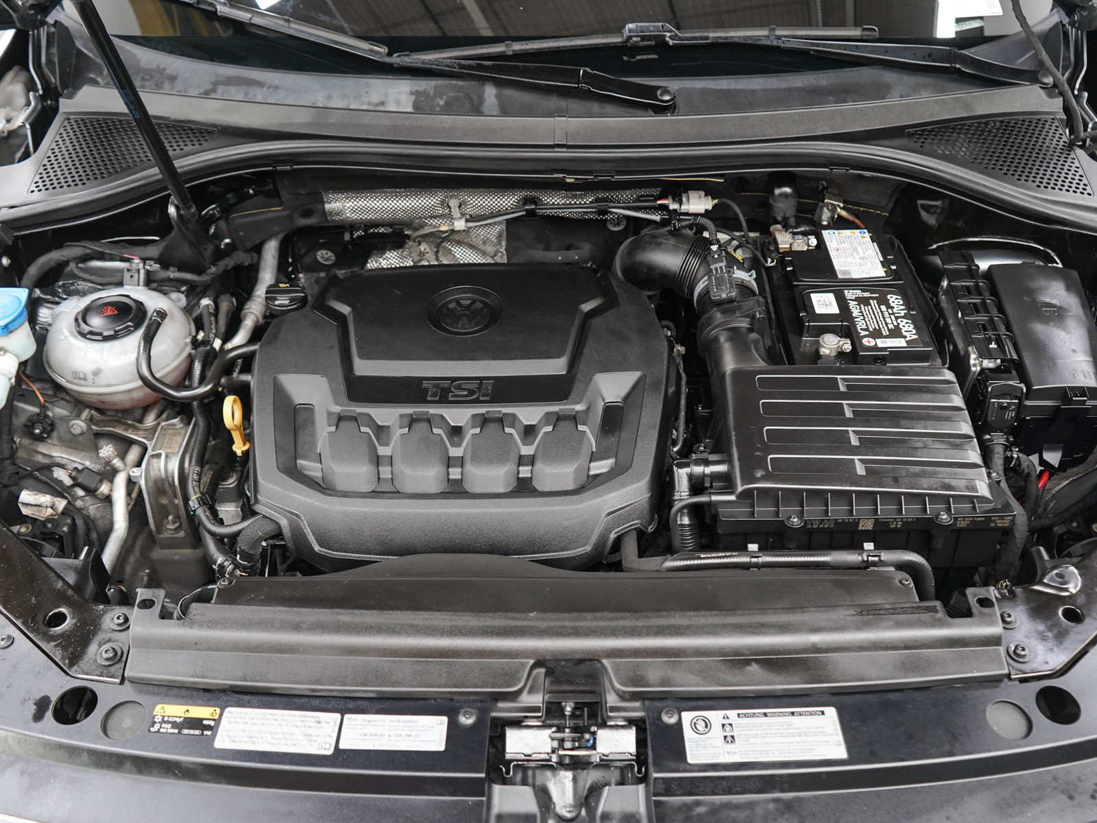 Used 2018 Volkswagen Tiguan SEL AWD/4WD image 30