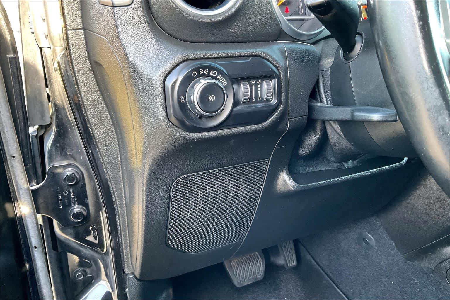 Used 2018 Jeep Wrangler Unlimited Sahara AWD/4WD image 31