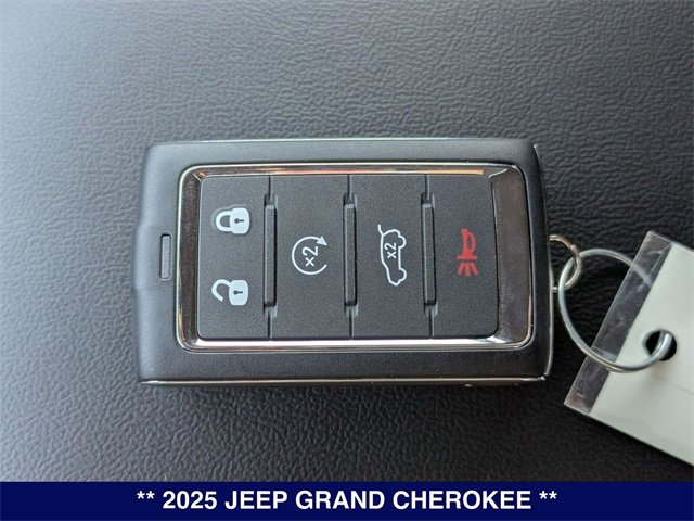 New 2025 Jeep Grand Cherokee Limited w/ Black Appearance Package image 34