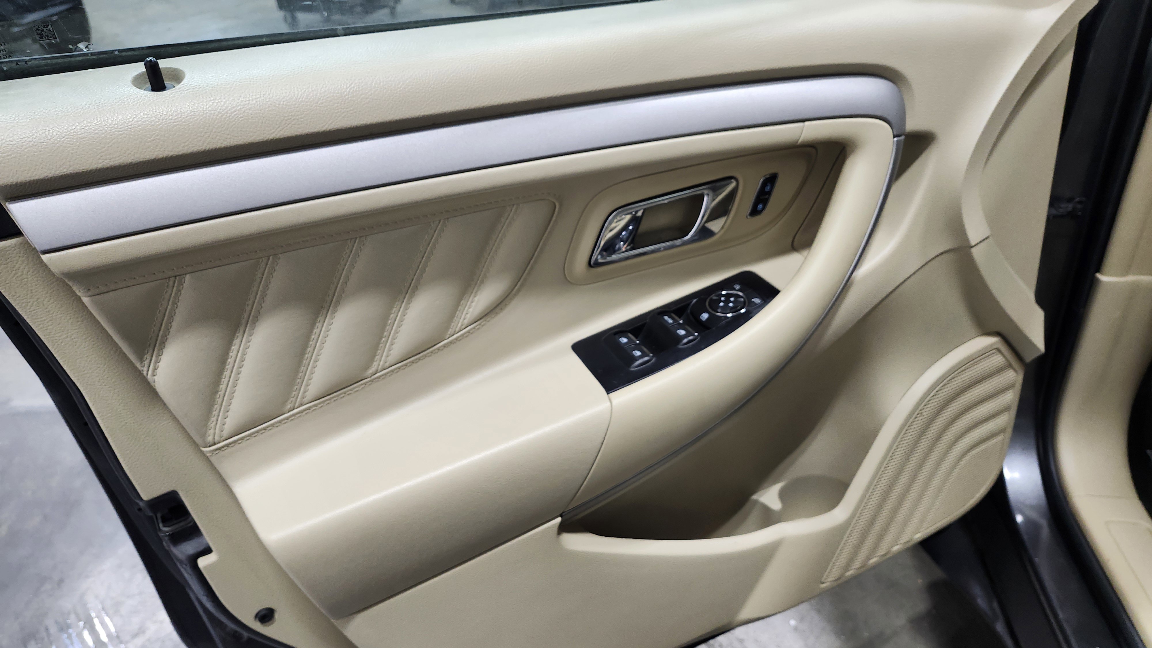 Used 2016 Ford Taurus SE image 20