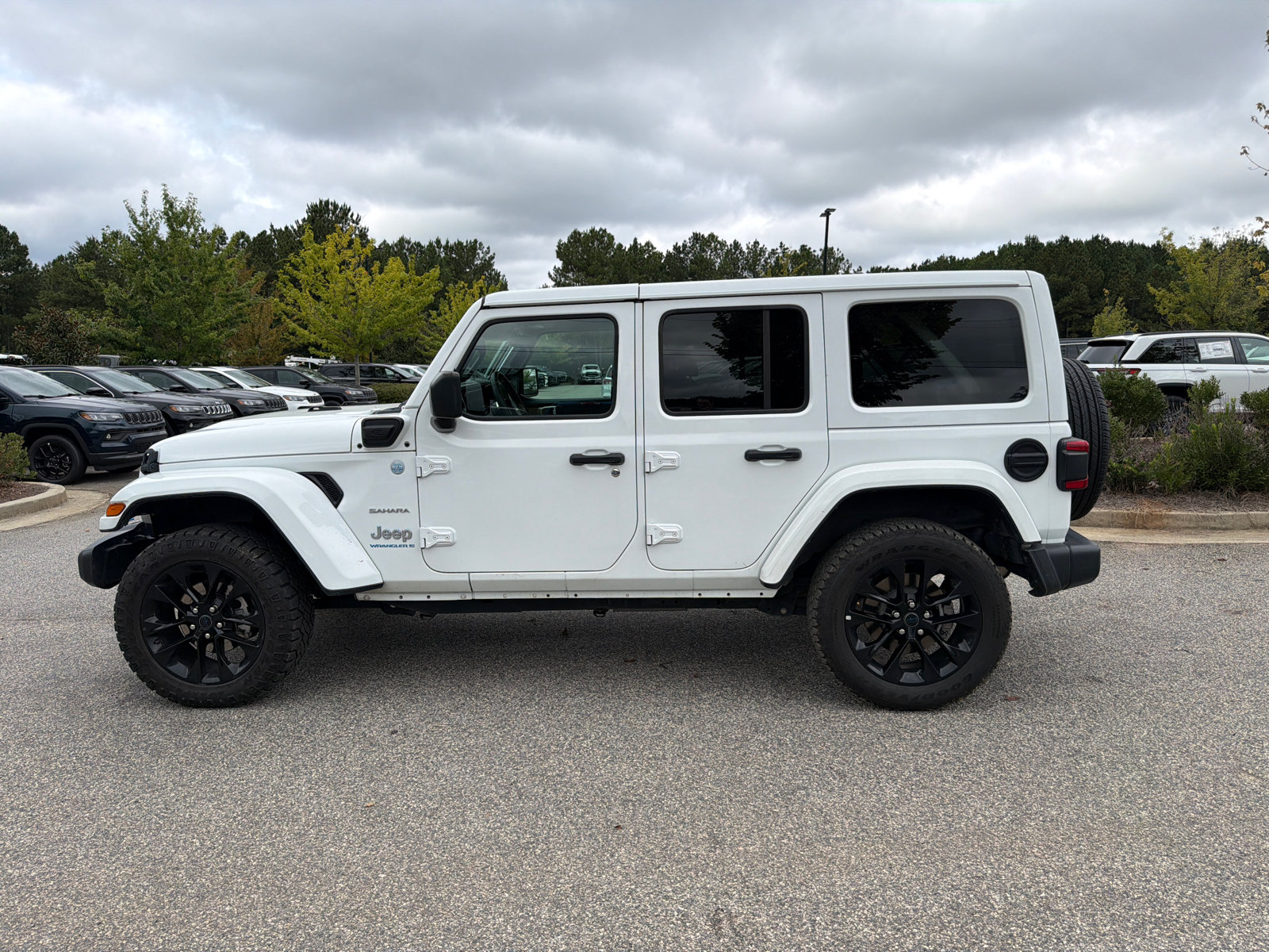 Used 2024 Jeep Wrangler Unlimited Sahara AWD/4WD image 11