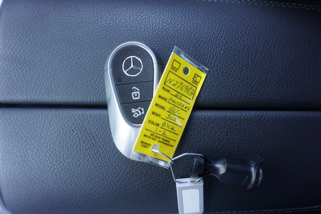 Used 2024 Mercedes-Benz GLC 300 4MATIC image 33