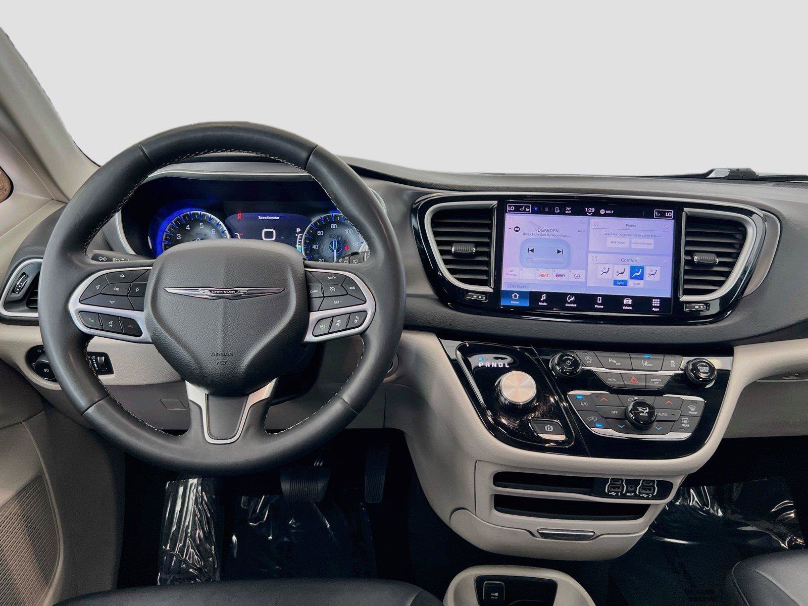 Used 2024 Chrysler Pacifica Touring-L FWD image 2