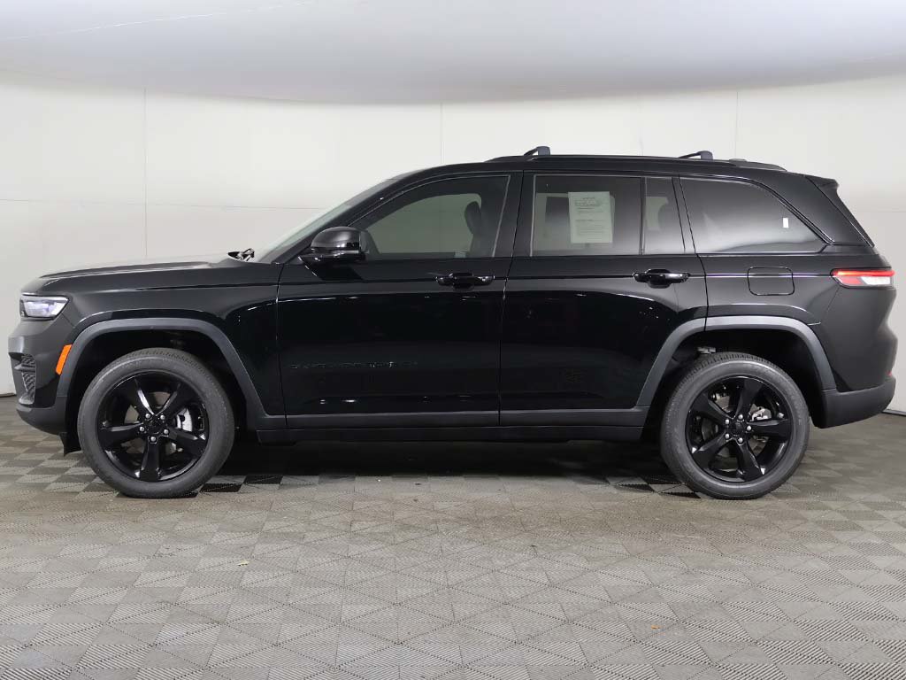 Used 2023 Jeep Grand Cherokee Altitude AWD/4WD image 16