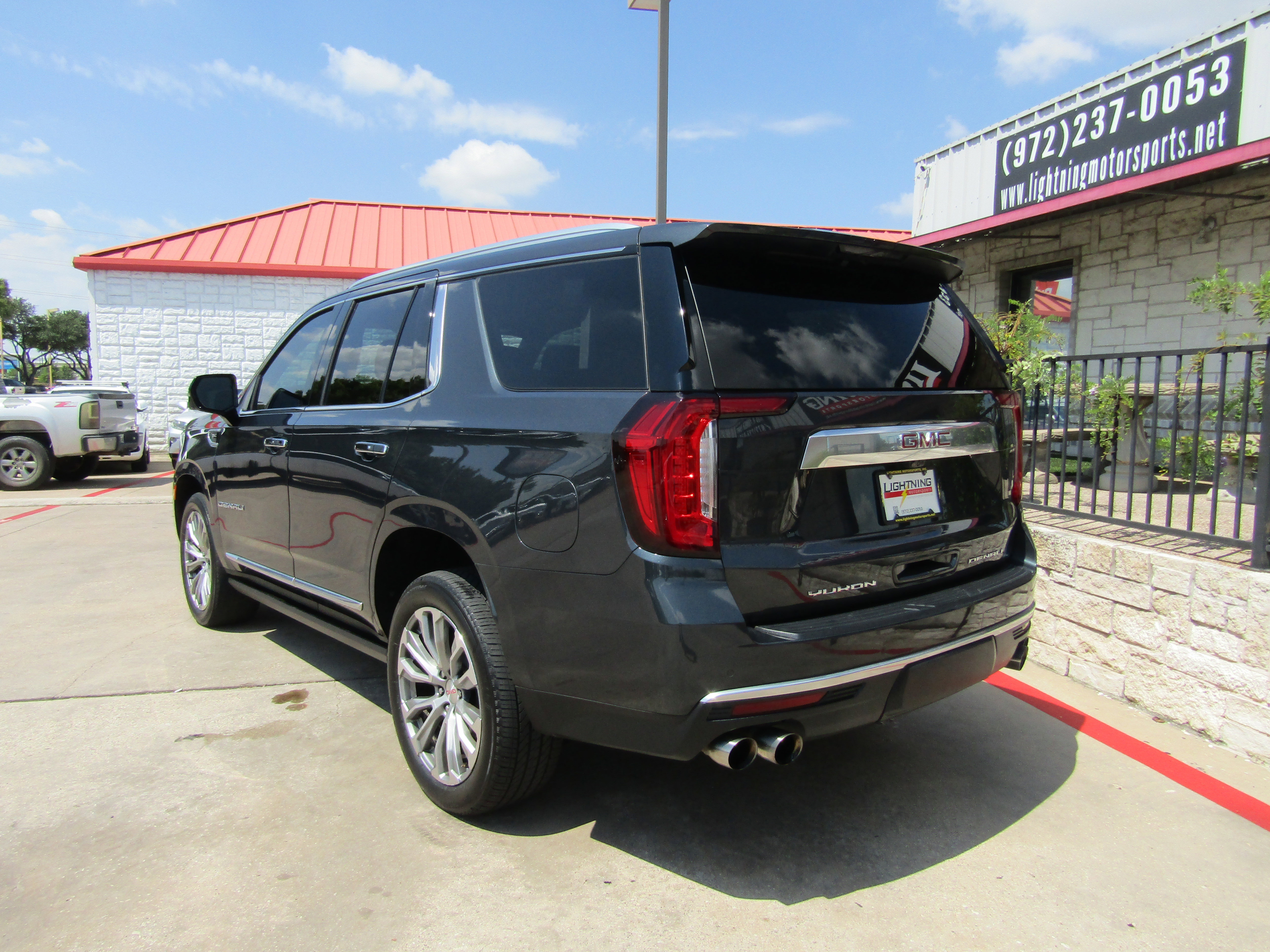 Used 2021 GMC Yukon Denali w/ Denali Premium Package image 3