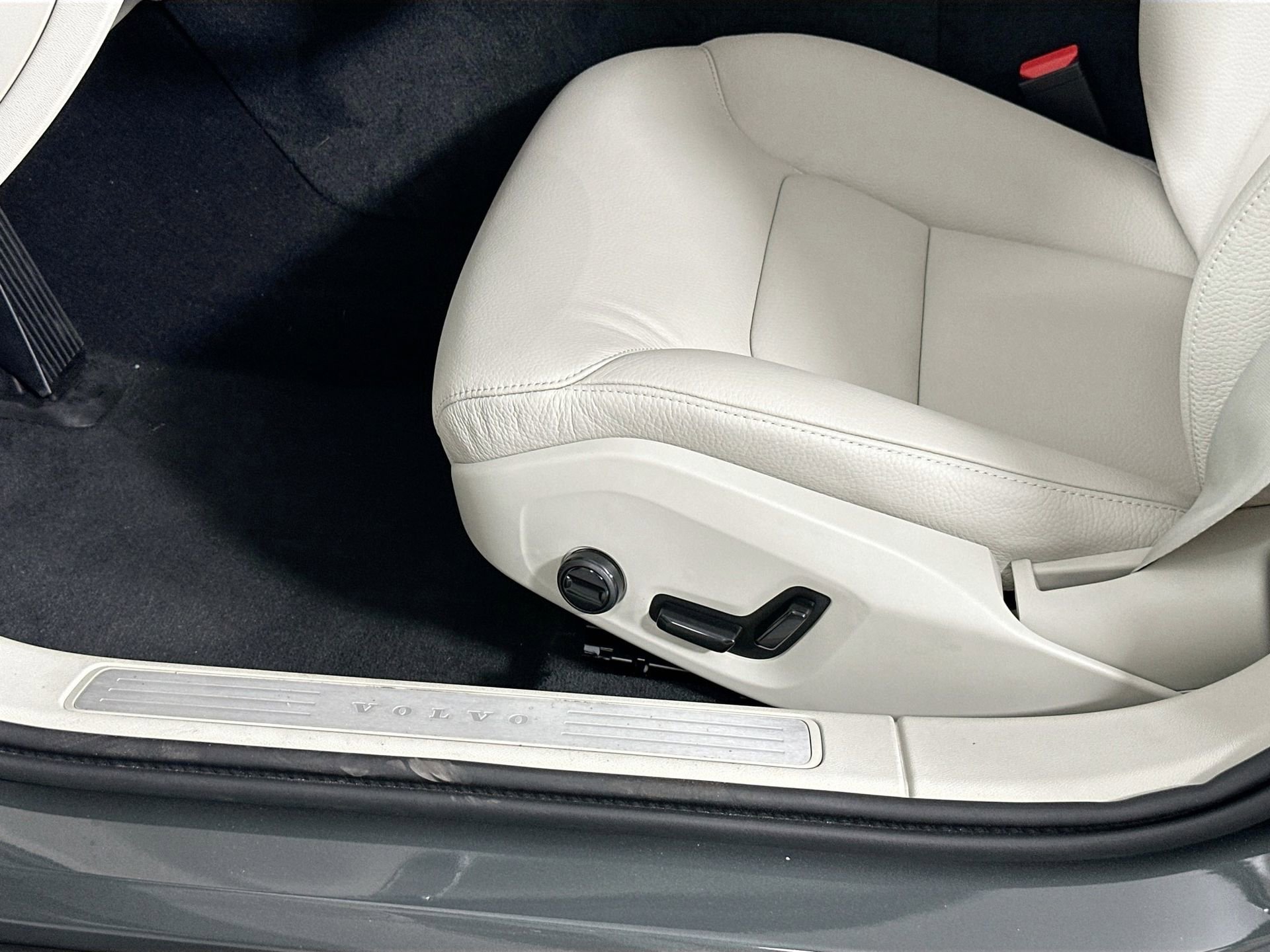 New 2026 Volvo V60 B5 Cross Country Plus w/ Protection Package Premier image 18