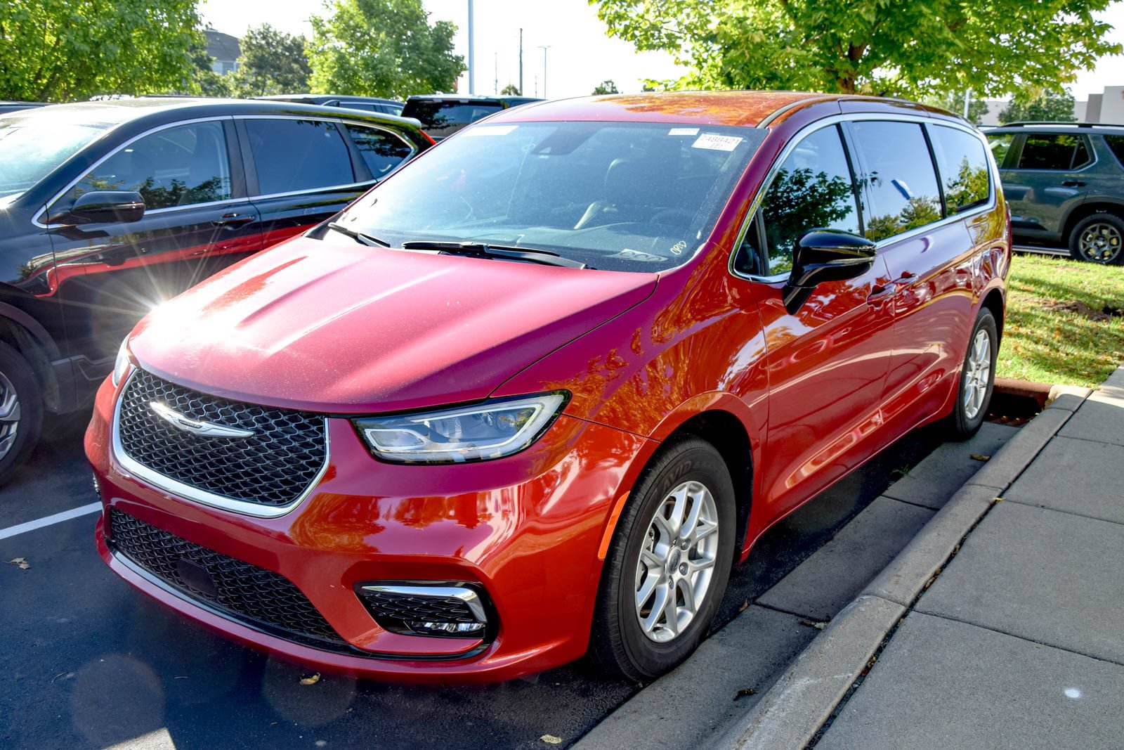 Used 2025 Chrysler Pacifica Select FWD image 1