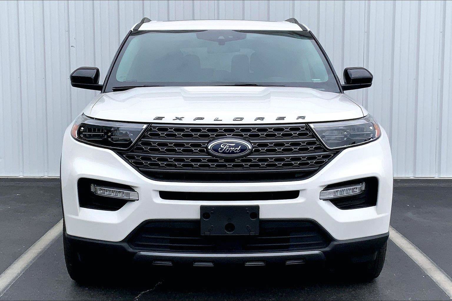Used 2022 Ford Explorer XLT w/ Equipment Group 202A AWD/4WD image 3