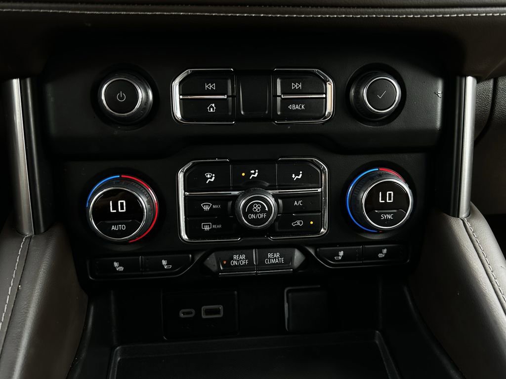Used 2024 Chevrolet Suburban LT RWD image 21