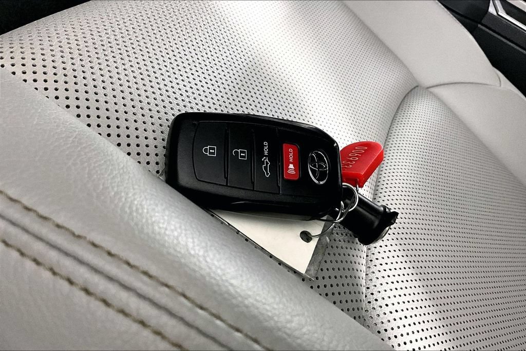 Used 2025 Toyota Tacoma Limited AWD/4WD image 10