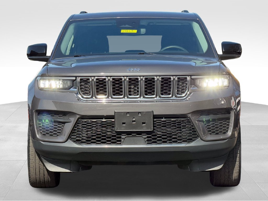 Used 2023 Jeep Grand Cherokee Laredo X AWD/4WD image 2