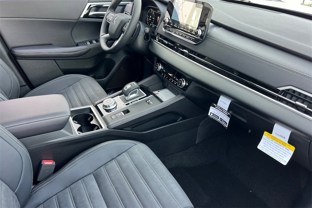 New 2025 Mitsubishi Outlander SE image 17
