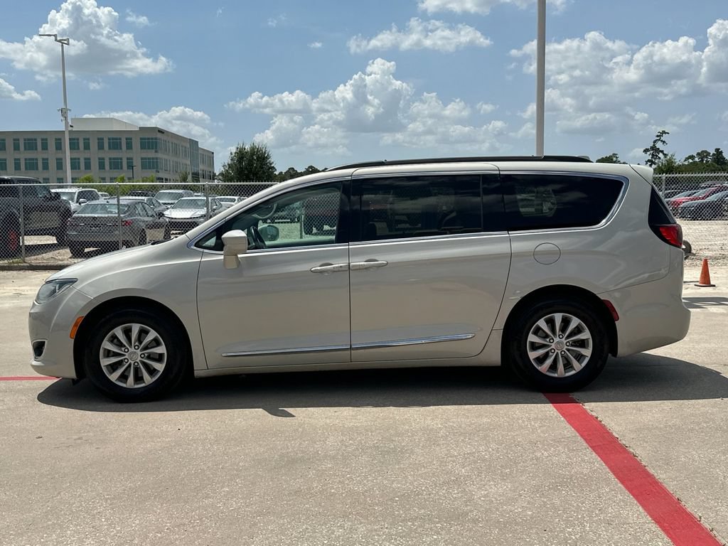 Used 2017 Chrysler Pacifica Touring-L FWD image 3